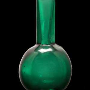 Florero de vidrio de color verde esmeralda