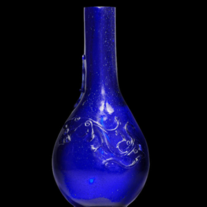 Un florero de vidrio azul 'chilong'